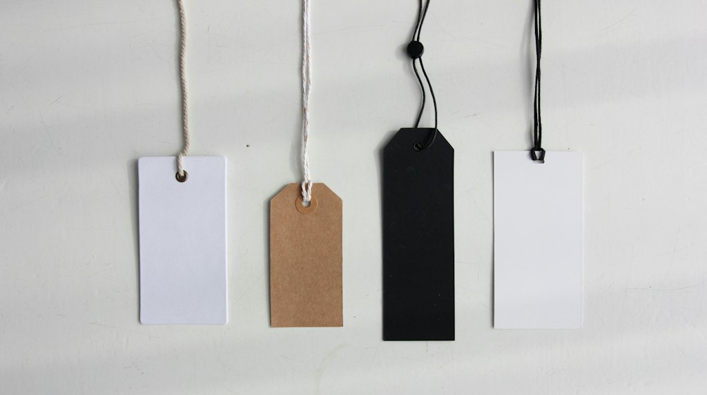 Etiquetas de preco de papel penduradas