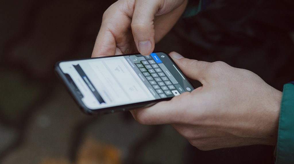 Pessoa usando smartphone para buscar informações