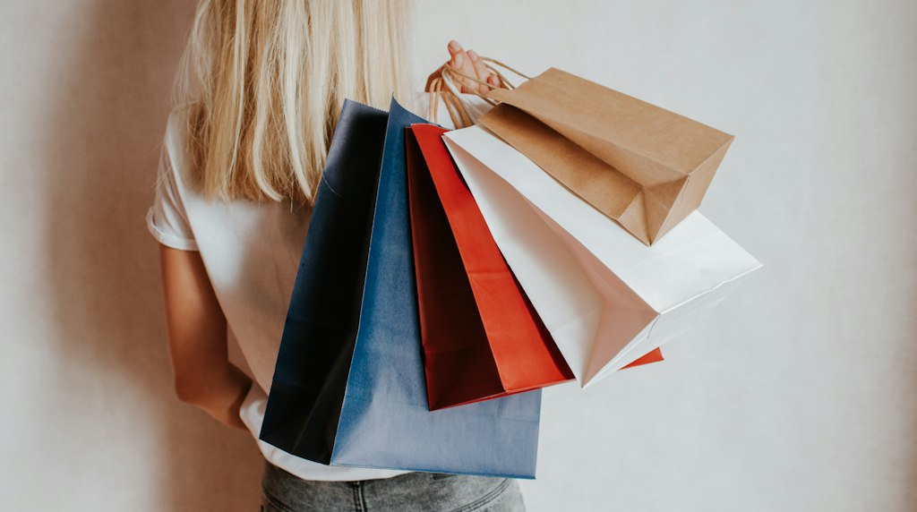 IA generativa na Black Friday 2026: consumidora carregando varias sacolas de compras