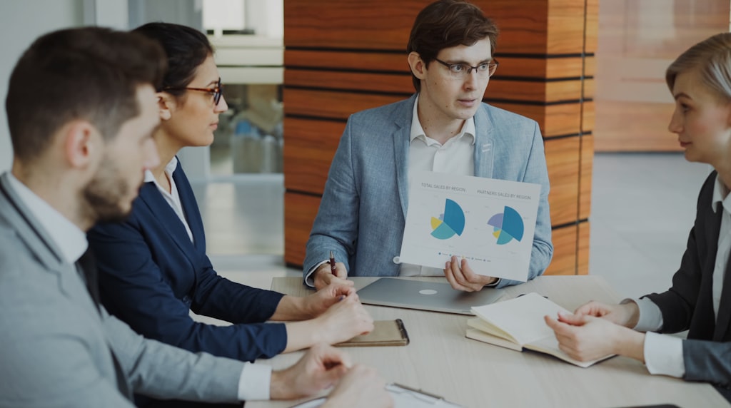 Equipe discutindo gráficos durante uma reunião de negócios