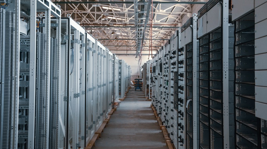 Corredor de sala de servidores com racks metálicos