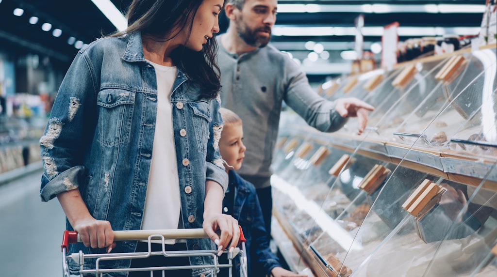 Família fazendo compras em uma mercearia