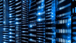 Parede de servidores com luzes azuis em um data center