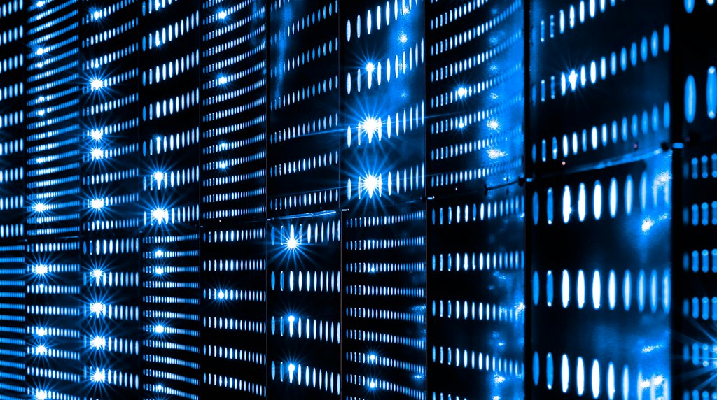 Parede de servidores com luzes azuis em um data center