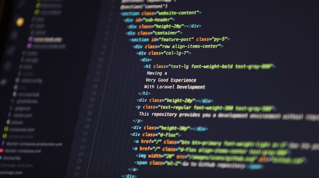 Tela de computador exibindo código HTML de um projeto web