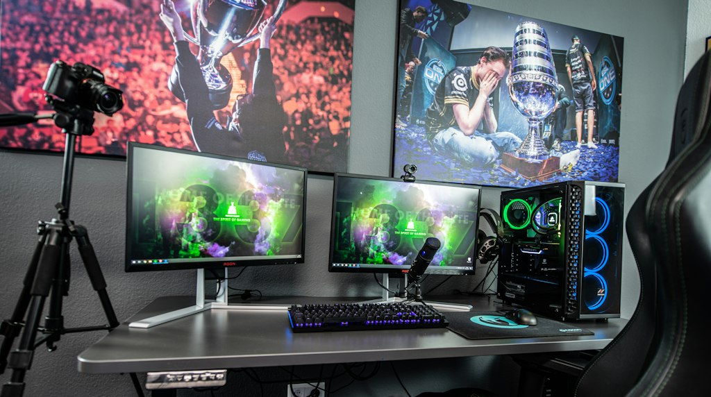 Mesa de transmissão com dois monitores e uma câmera em tripé
