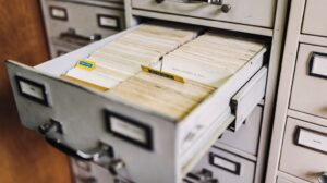 Gabinete de arquivos com gavetas de documentos