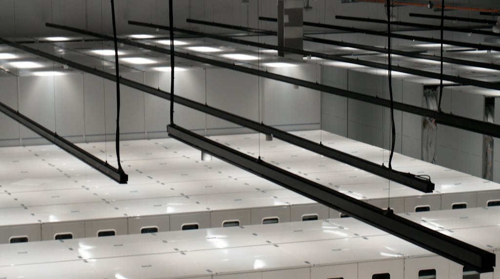 Corredor de data center moderno com fileiras de racks de servidores