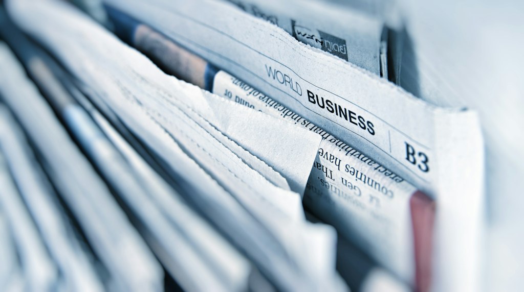 Jornal de negócios aberto sobre a mesa