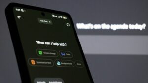 Smartphone exibindo a interface de um assistente de IA por voz