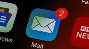 Tela de celular com o icone do aplicativo de e-mail em destaque