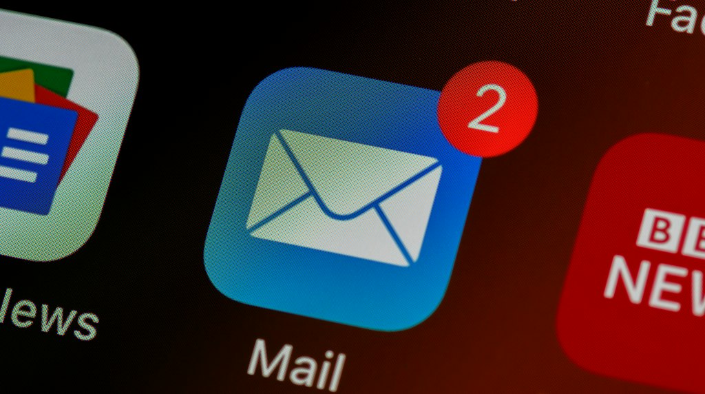 Tela de celular com o icone do aplicativo de e-mail em destaque