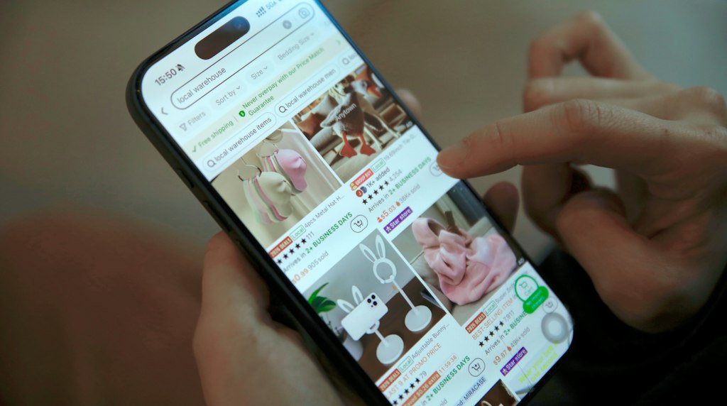 Pessoa navegando por compras online na tela do celular