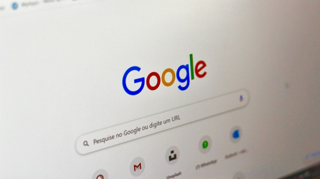 Tela de computador mostrando uma pesquisa na web