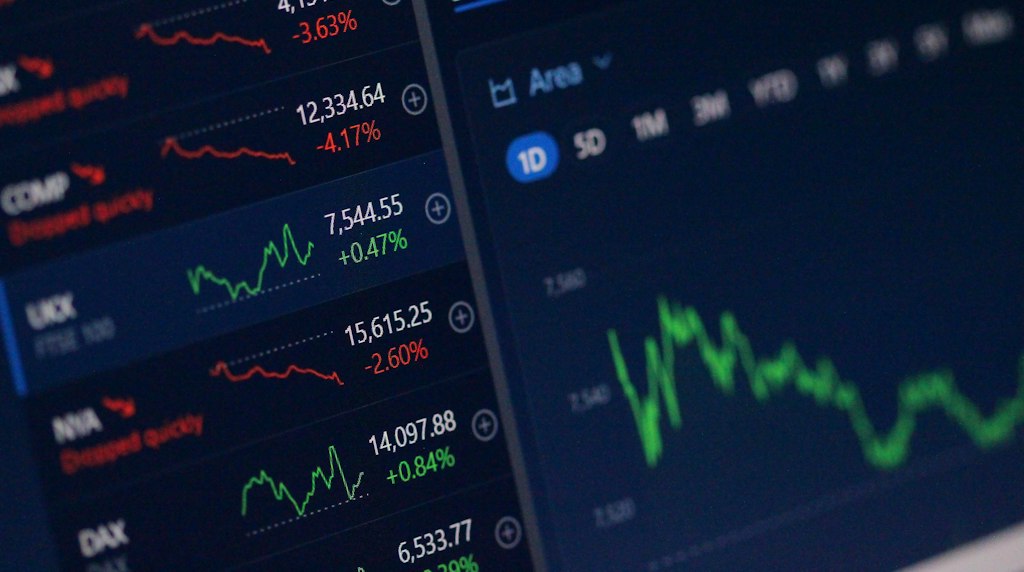 Interface com gráficos financeiros em uma tela
