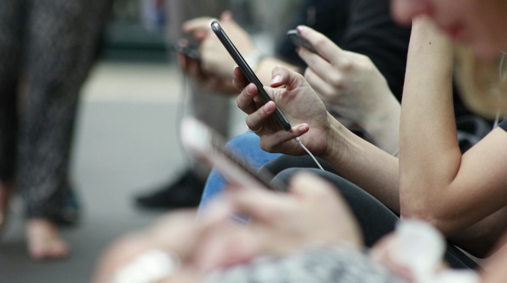 Pessoa usando o celular para conversar com o atendimento de uma loja por mensagem