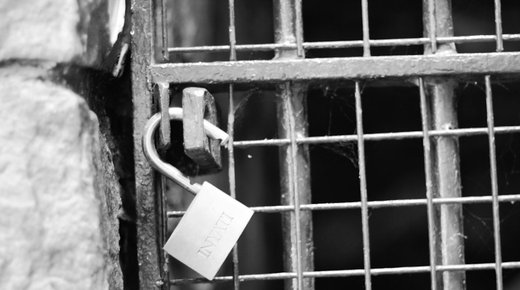 Cadeado em portão de metal, em referência a sites que bloqueiam agentes de IA