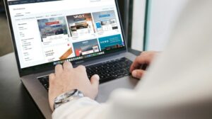 Pessoa pesquisando produtos em um MacBook Pro