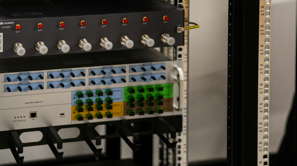 Rack de servidores em uma sala de dados