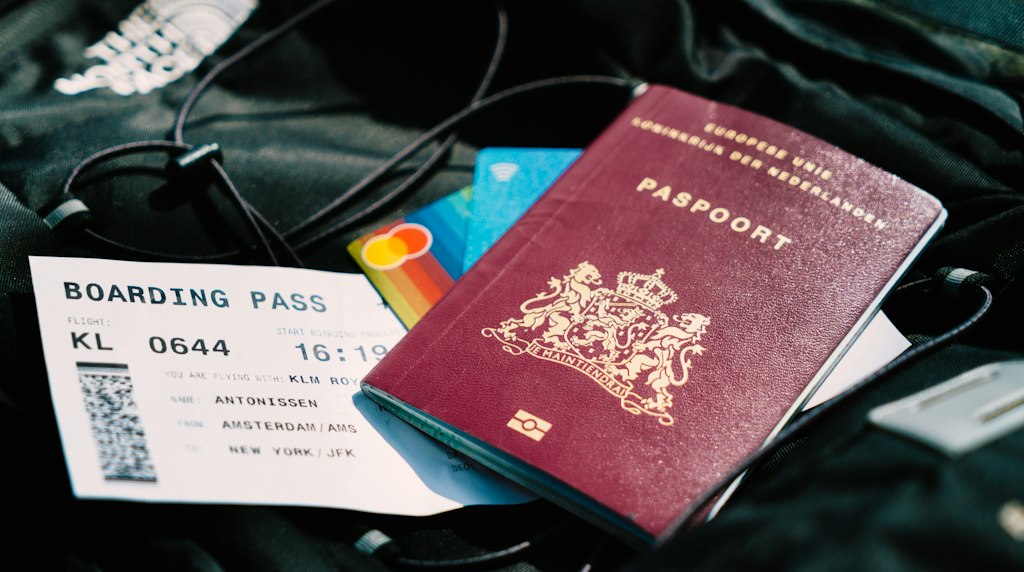 Passaporte e cartão de embarque sobre uma mesa