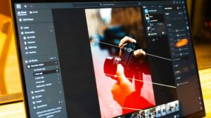Software de edição de fotos aberto na tela de um computador