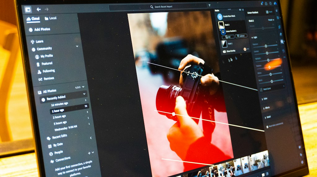 Software de edição de fotos aberto na tela de um computador