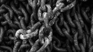 Pilha de correntes de metal, em referência aos links nas respostas de IA