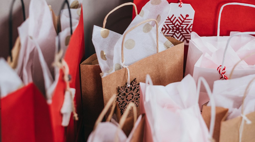 Sacolas de papel de compras em primeiro plano, em referência às compras da Black Friday