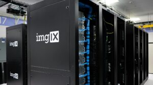Servidores em um data center representando rastreamento e indexação do Google
