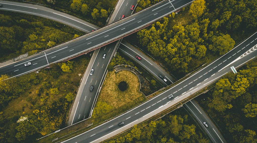 Fotografia aérea de rodovias interligadas com carros em movimento