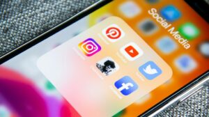 Ícones de aplicativos de redes sociais em uma tela de celular