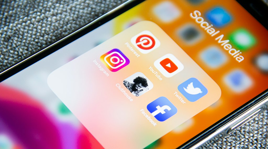 Ícones de aplicativos de redes sociais em uma tela de celular