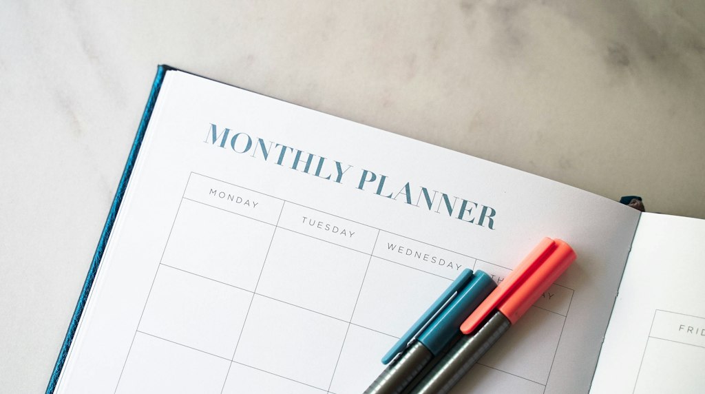 Agenda de planejamento com canetas sobre uma mesa de trabalho