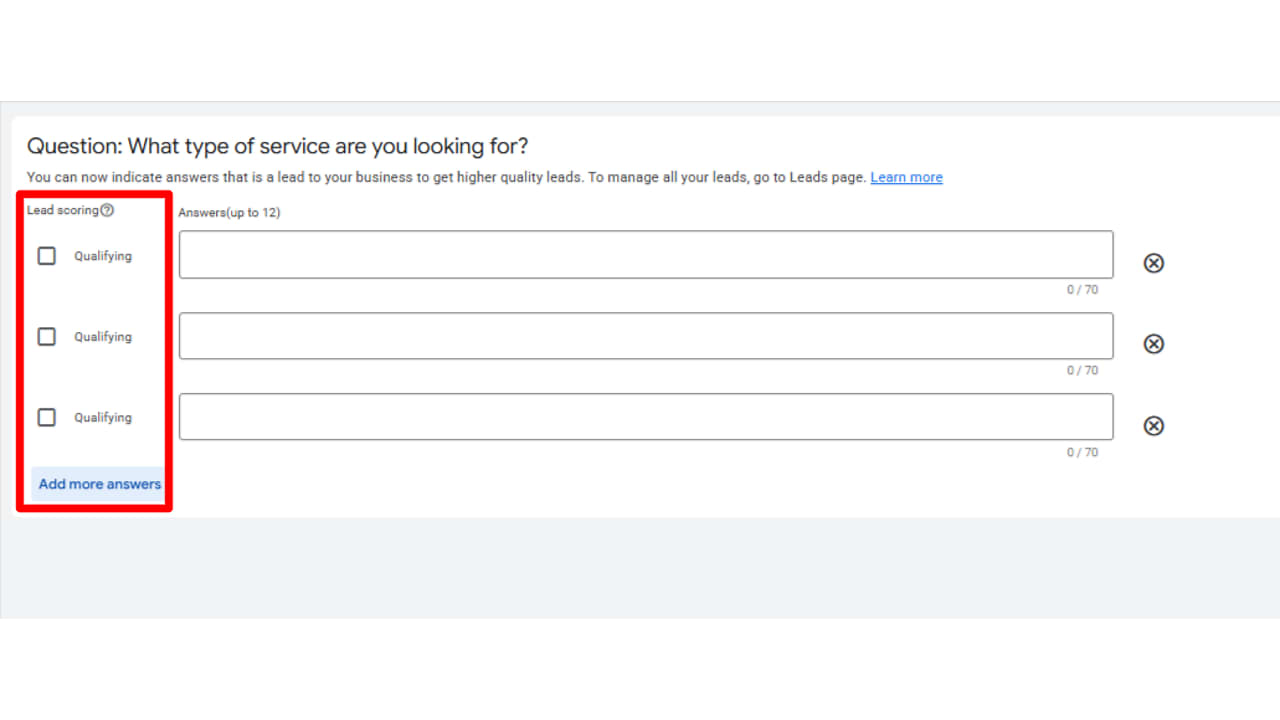 Captura de tela do Google Ads: pergunta personalizada do formulário de lead com a coluna Qualifying marcada em vermelho ao lado dos campos de resposta