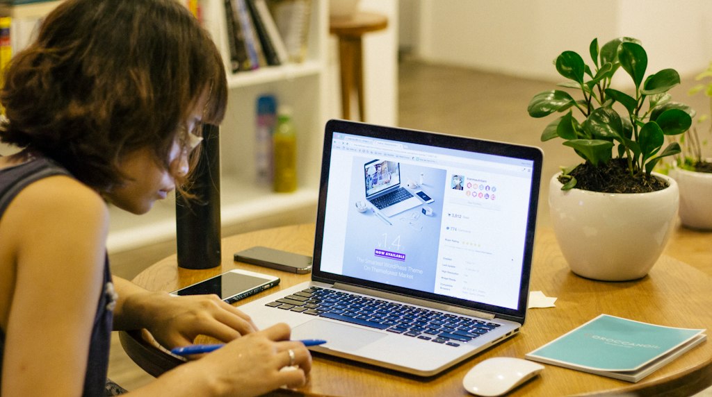 Mulher navegando em uma loja virtual pelo notebook