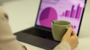 Pessoa trabalhando em um laptop, analisando dados de busca