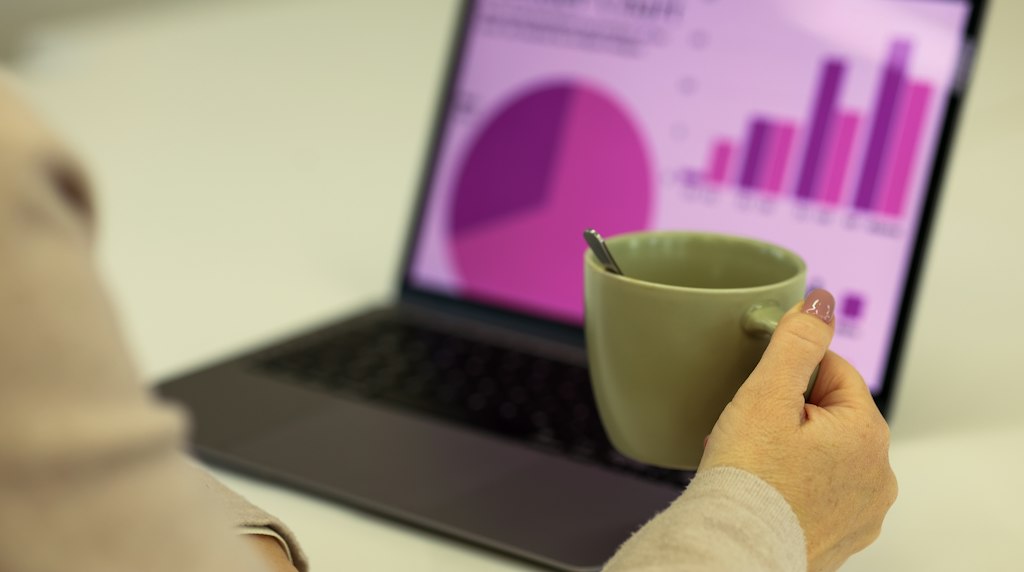 Pessoa trabalhando em um laptop, analisando dados de busca