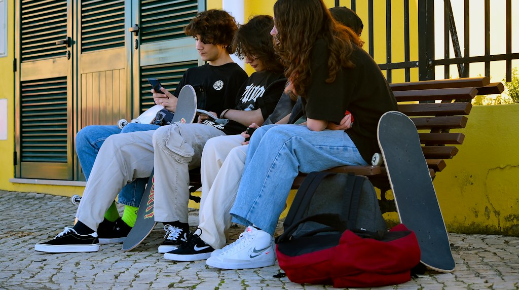 Grupo de jovens sentados juntos em um banco