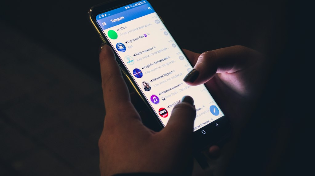 Pessoa usando um smartphone para ler mensagens